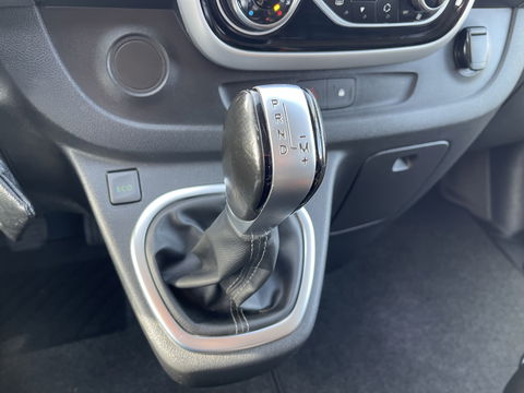 Renault Trafic 2.0 dCi 170pk automaat T29 L2H1 DC 5 persoons Luxe / vaste prijs rijklaar € 24.950 ex btw / lease vanaf € 407 / dubbele schuifdeur / trekhaak / camera / airco / cruise / navigatie !