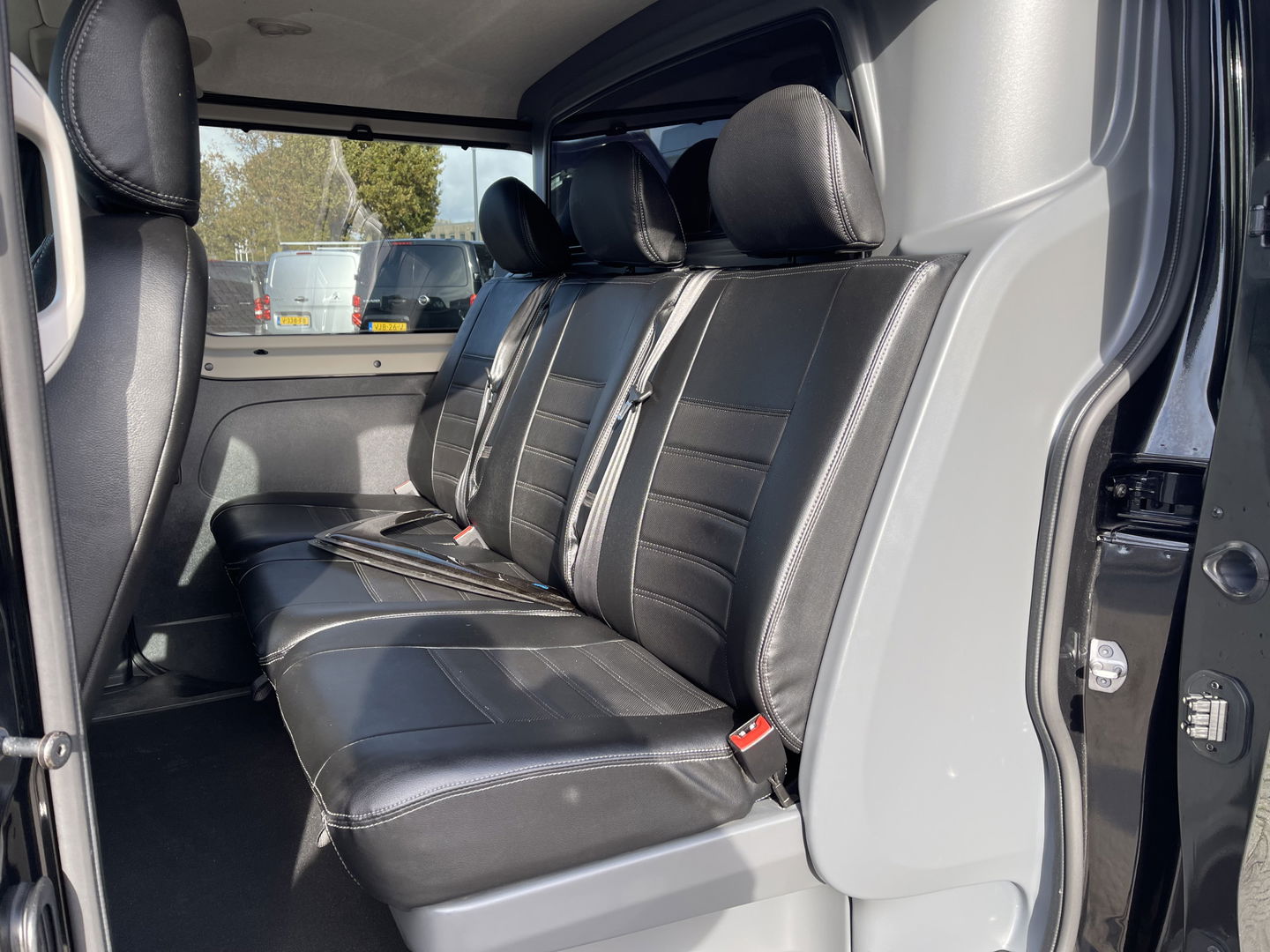 Renault Trafic 2.0 dCi 170pk automaat T29 L2H1 DC 5 persoons Luxe / vaste prijs rijklaar € 24.950 ex btw / lease vanaf € 407 / dubbele schuifdeur / trekhaak / camera / airco / cruise / navigatie !
