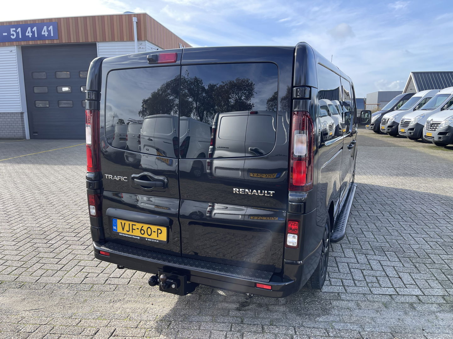 Renault Trafic 2.0 dCi 170pk automaat T29 L2H1 DC 5 persoons Luxe / vaste prijs rijklaar € 24.950 ex btw / lease vanaf € 407 / dubbele schuifdeur / trekhaak / camera / airco / cruise / navigatie !