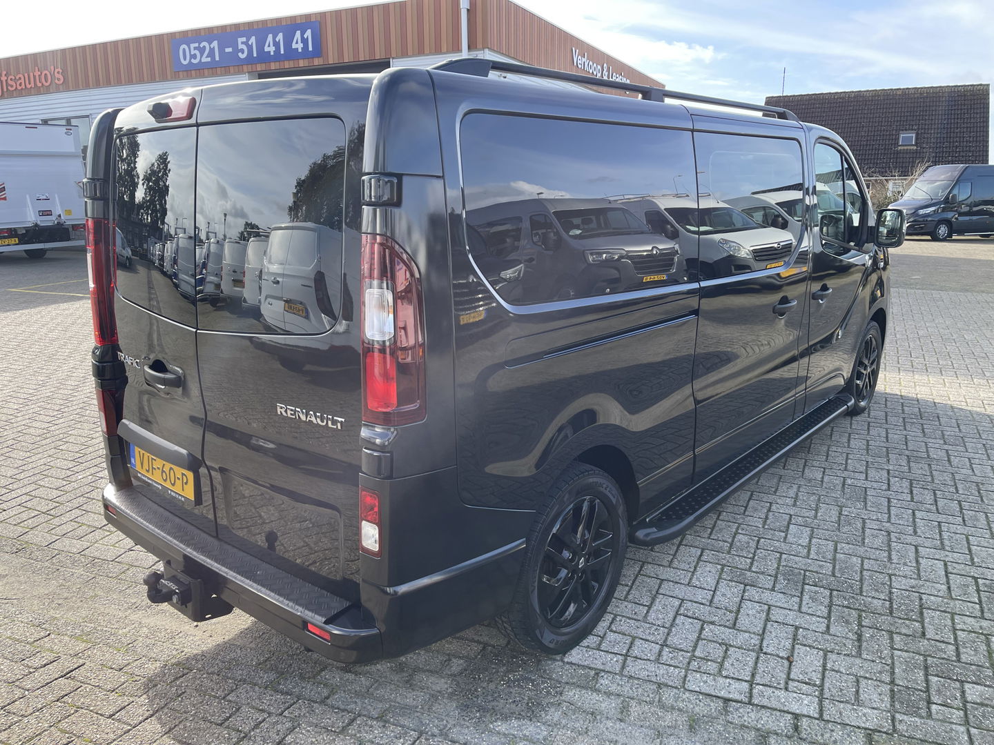 Renault Trafic 2.0 dCi 170pk automaat T29 L2H1 DC 5 persoons Luxe / vaste prijs rijklaar € 24.950 ex btw / lease vanaf € 407 / dubbele schuifdeur / trekhaak / camera / airco / cruise / navigatie !