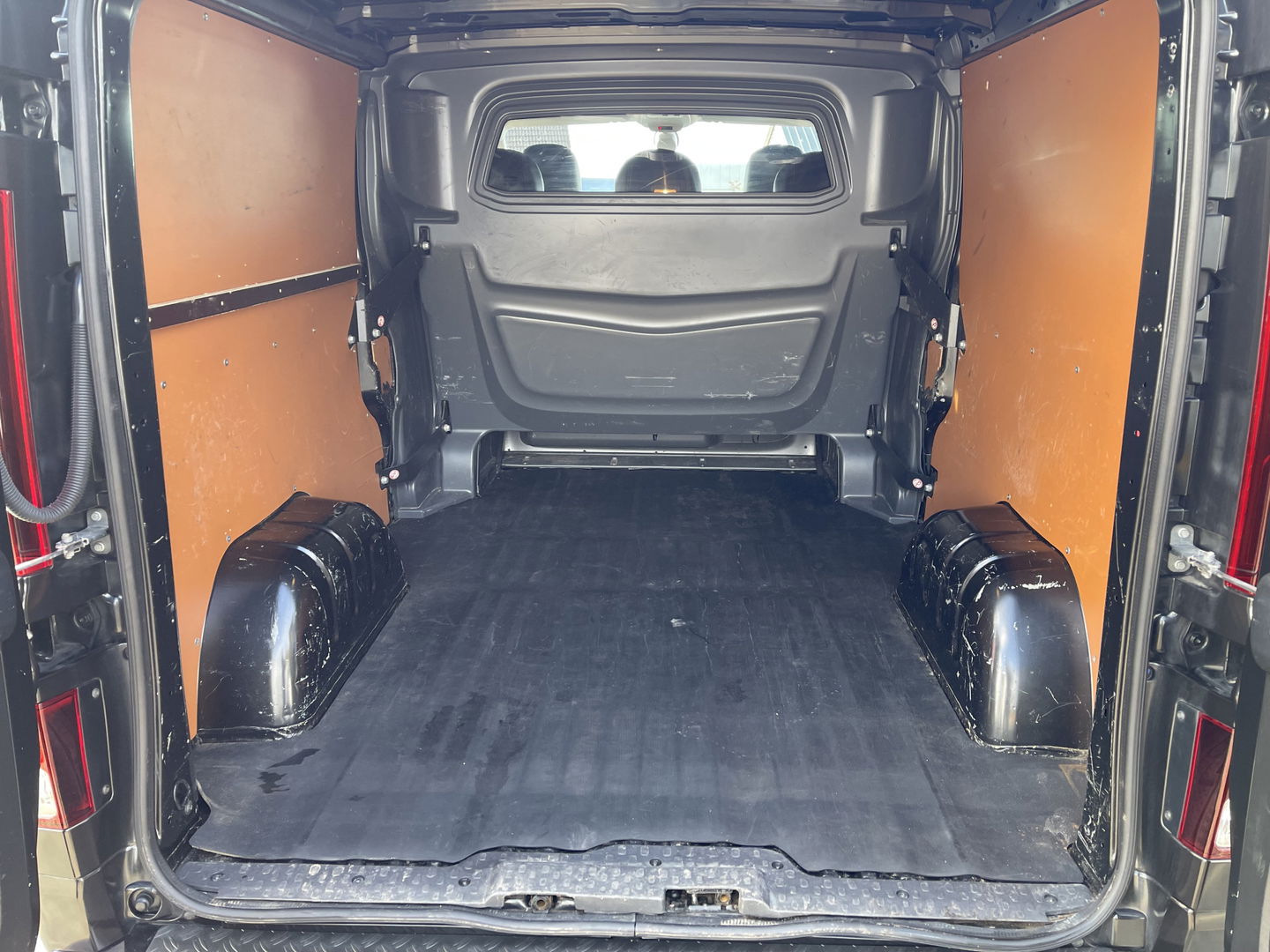 Renault Trafic 2.0 dCi 170pk automaat T29 L2H1 DC 5 persoons Luxe / vaste prijs rijklaar € 24.950 ex btw / lease vanaf € 407 / dubbele schuifdeur / trekhaak / camera / airco / cruise / navigatie !