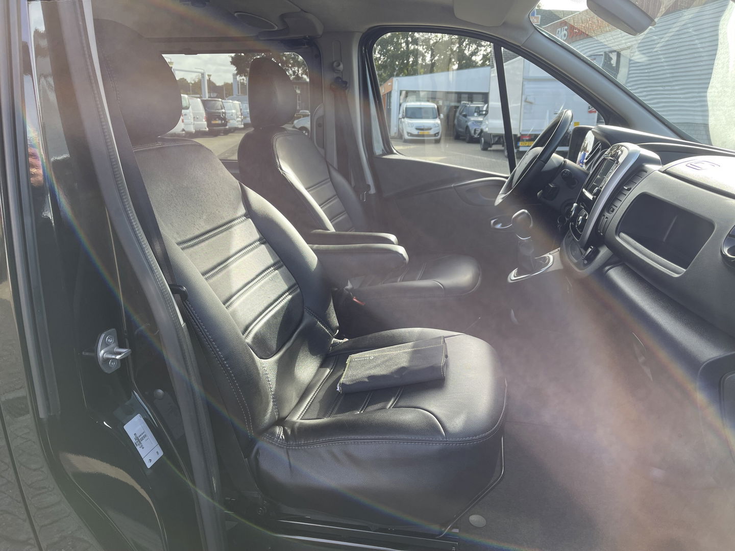 Renault Trafic 2.0 dCi 170pk automaat T29 L2H1 DC 5 persoons Luxe / vaste prijs rijklaar € 24.950 ex btw / lease vanaf € 407 / dubbele schuifdeur / trekhaak / camera / airco / cruise / navigatie !