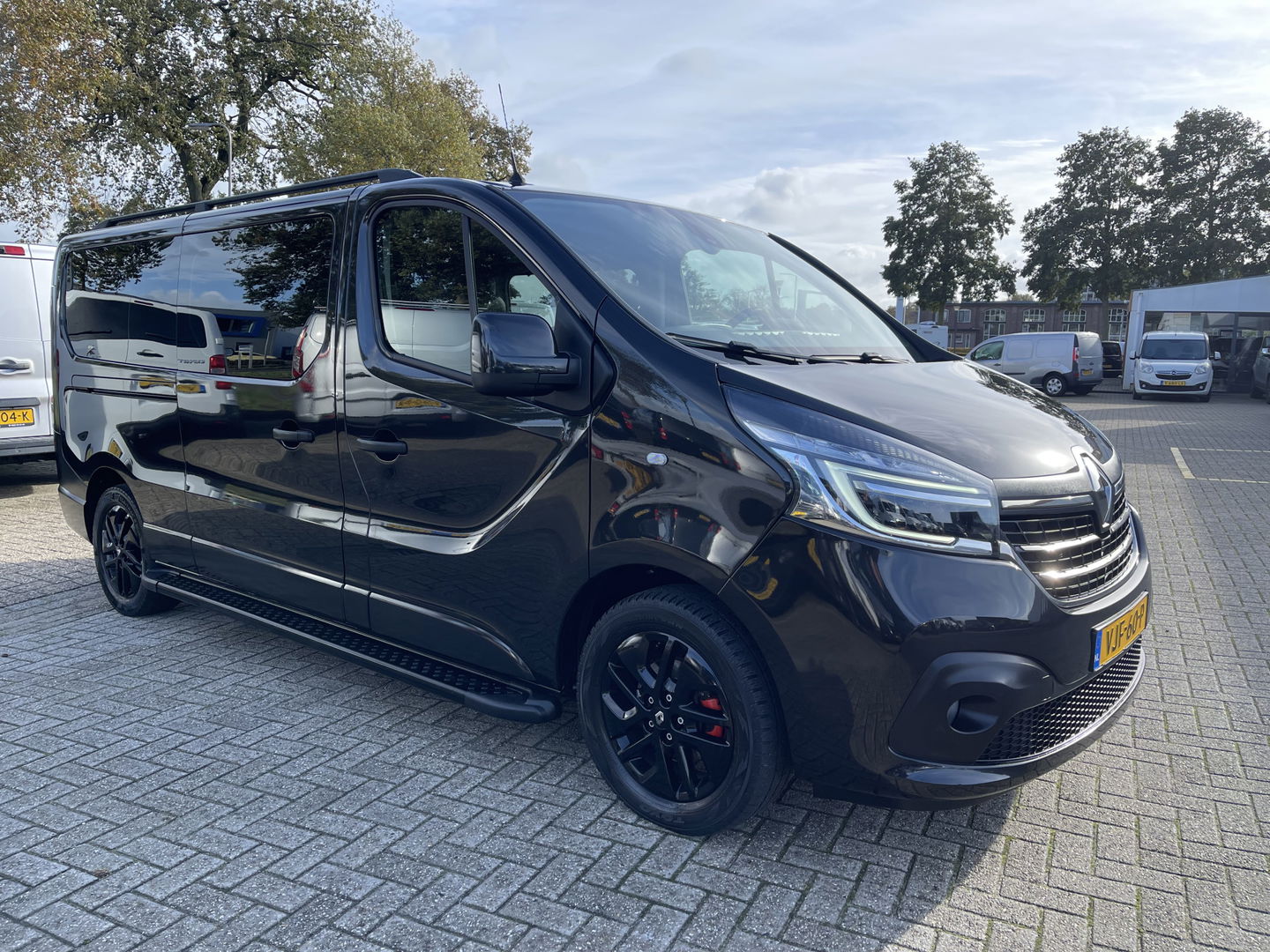 Renault Trafic 2.0 dCi 170pk automaat T29 L2H1 DC 5 persoons Luxe / vaste prijs rijklaar € 24.950 ex btw / lease vanaf € 407 / dubbele schuifdeur / trekhaak / camera / airco / cruise / navigatie !