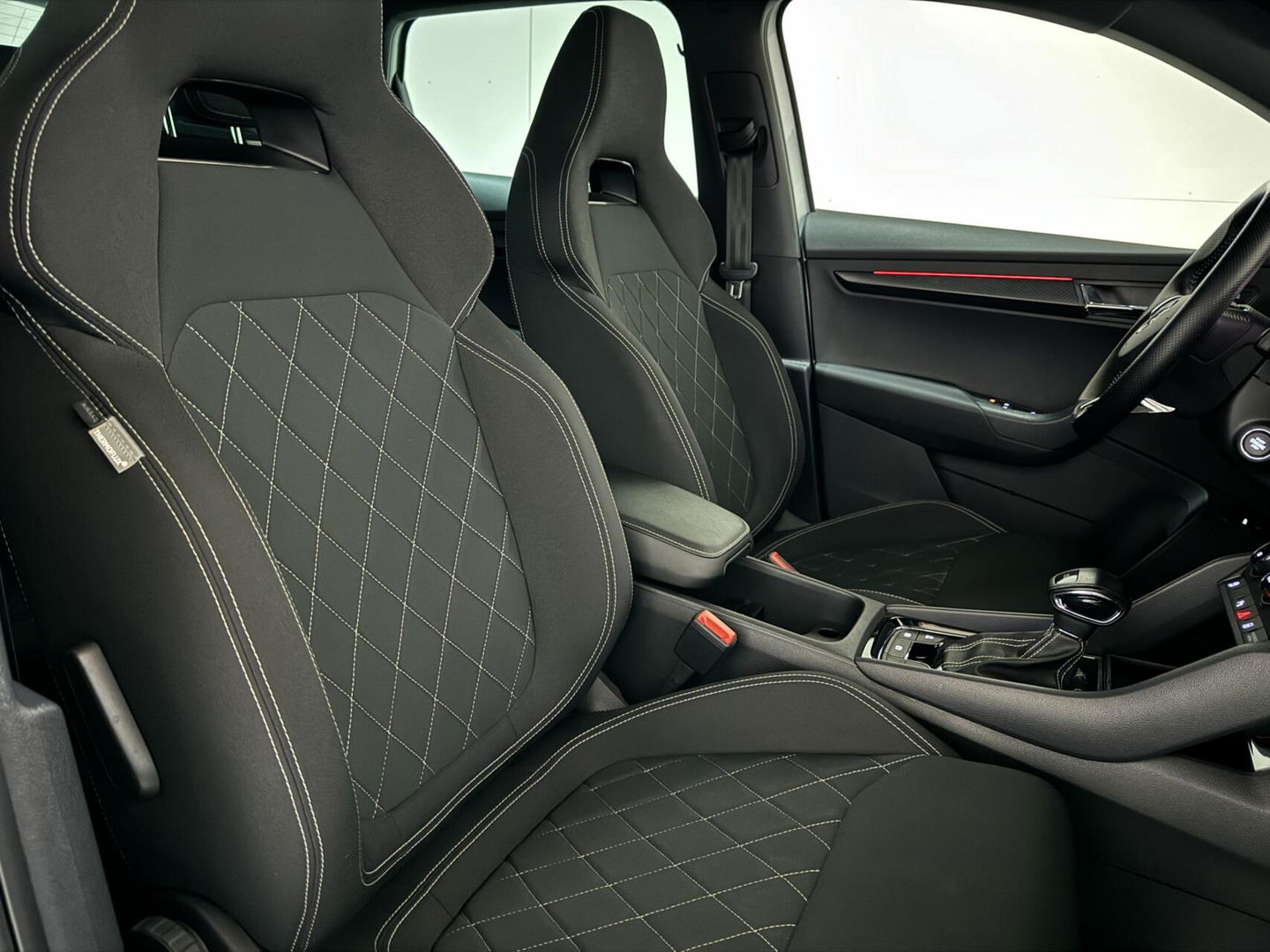 Škoda Karoq 1.5 TSI ACT Sportline Pano ACC Sfeer Canton Trekh. NAP