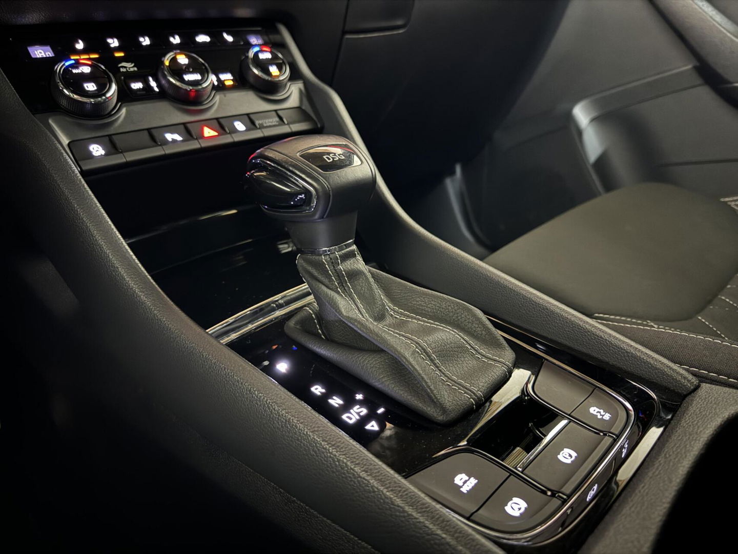 Škoda Karoq 1.5 TSI ACT Sportline Pano ACC Sfeer Canton Trekh. NAP