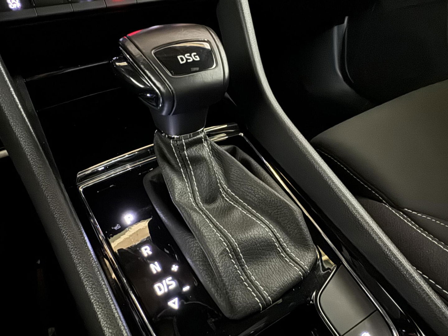 Škoda Karoq 1.5 TSI ACT Sportline Pano ACC Sfeer Canton Trekh. NAP