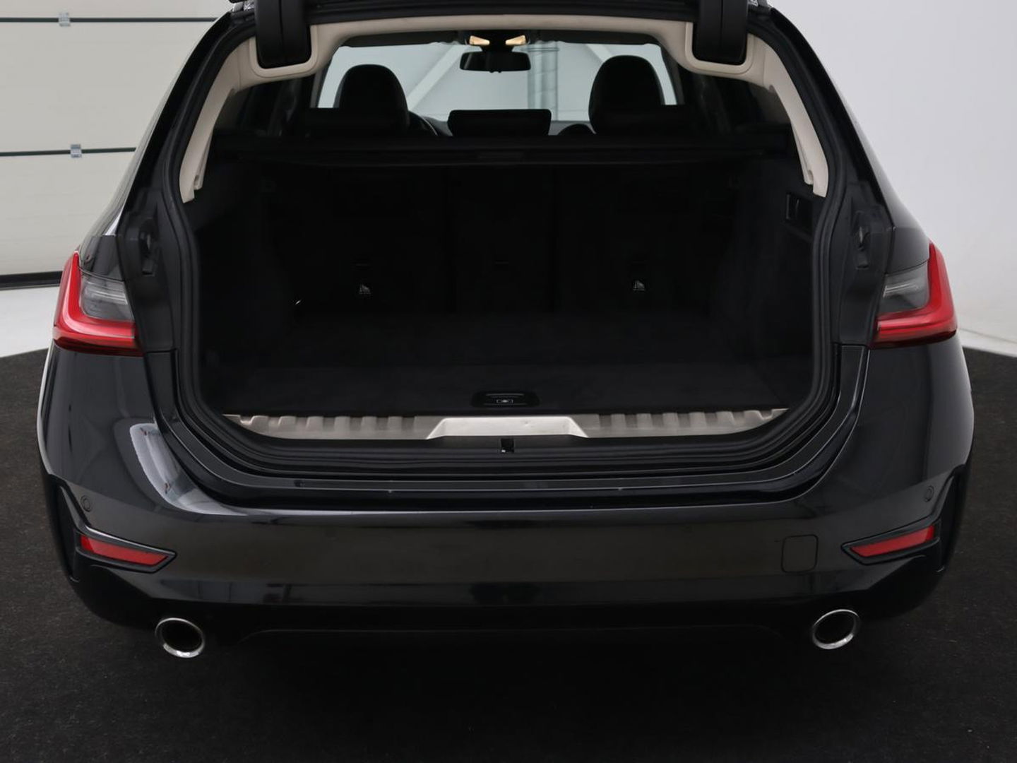 BMW 3-serie 330e Sport Line | Adaptive cruise | Stoelverwarming | Sportstoelen | Carplay | Sfeerverlichting | Live Cockpit | Navigatie | Half leder | DAB | Climate control | PHEV | Plug In