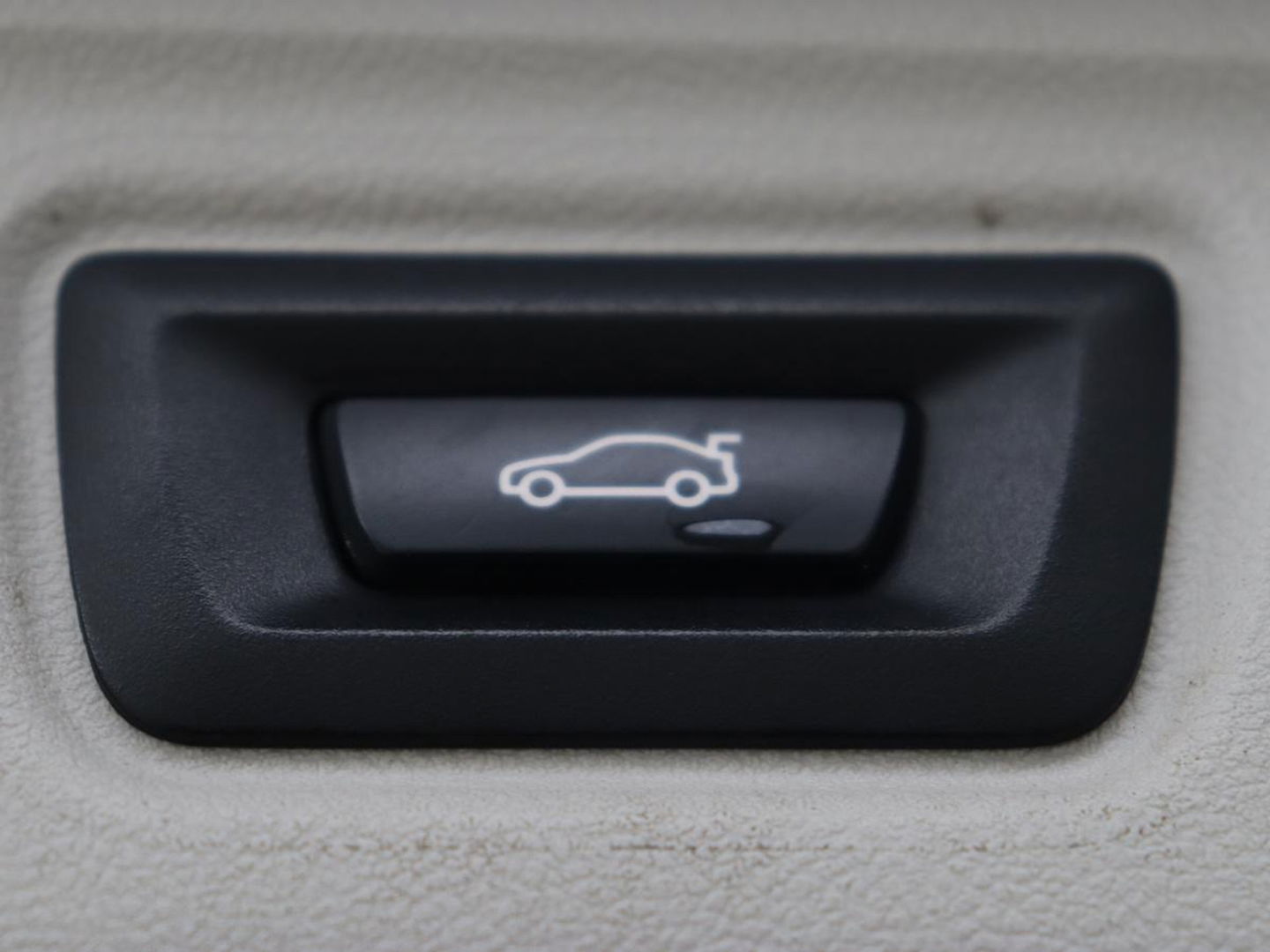 BMW 3-serie 330e Sport Line | Adaptive cruise | Stoelverwarming | Sportstoelen | Carplay | Sfeerverlichting | Live Cockpit | Navigatie | Half leder | DAB | Climate control | PHEV | Plug In