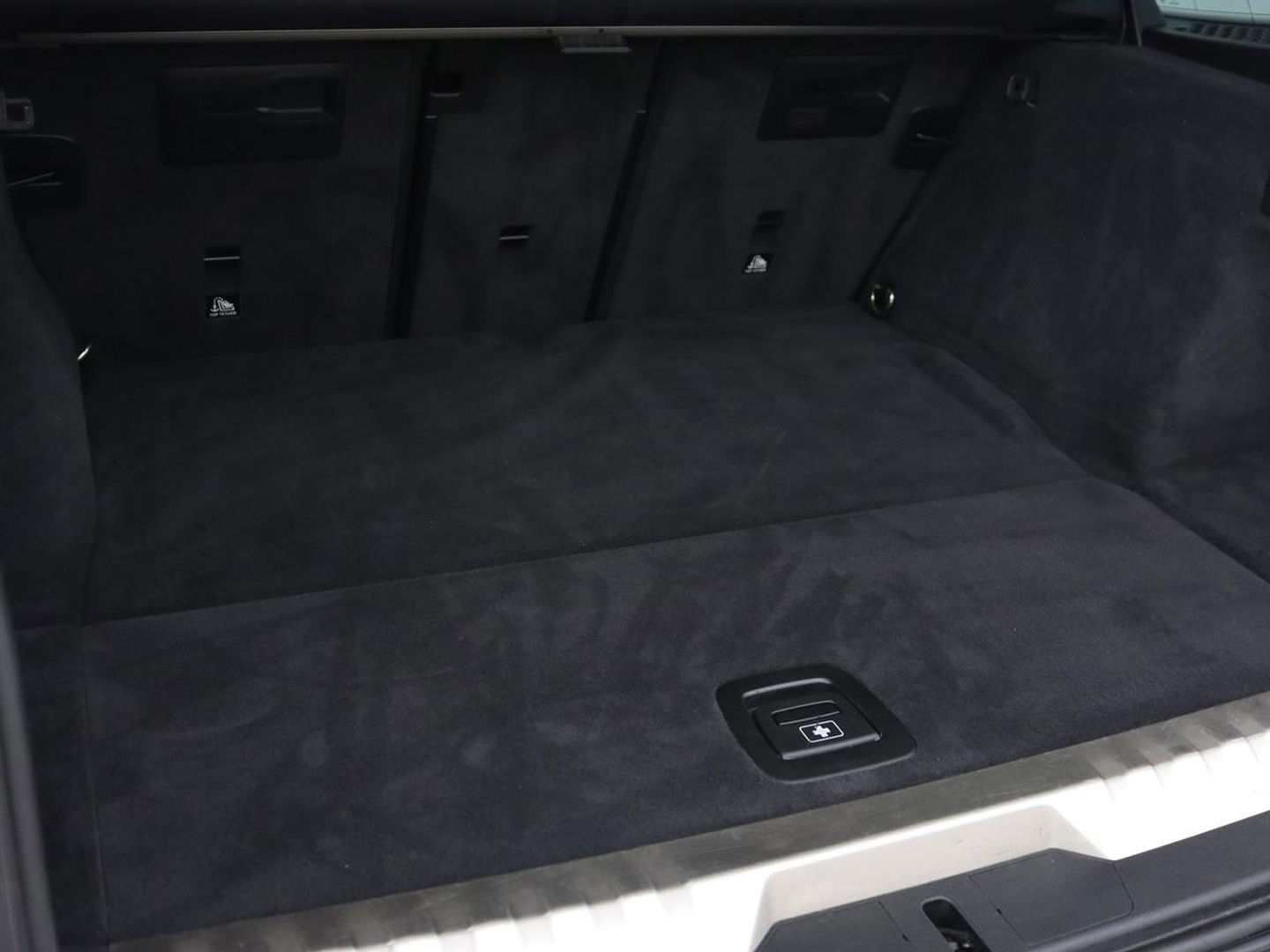 BMW 3-serie 330e Sport Line | Adaptive cruise | Stoelverwarming | Sportstoelen | Carplay | Sfeerverlichting | Live Cockpit | Navigatie | Half leder | DAB | Climate control | PHEV | Plug In