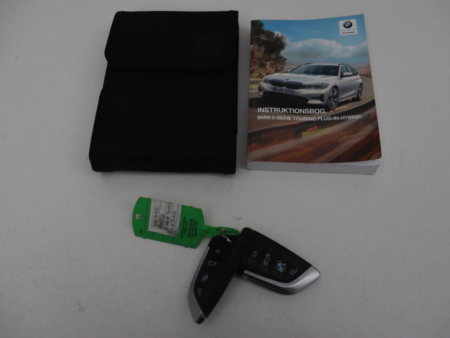 BMW 3-serie 330e Sport Line | Adaptive cruise | Stoelverwarming | Sportstoelen | Carplay | Sfeerverlichting | Live Cockpit | Navigatie | Half leder | DAB | Climate control | PHEV | Plug In