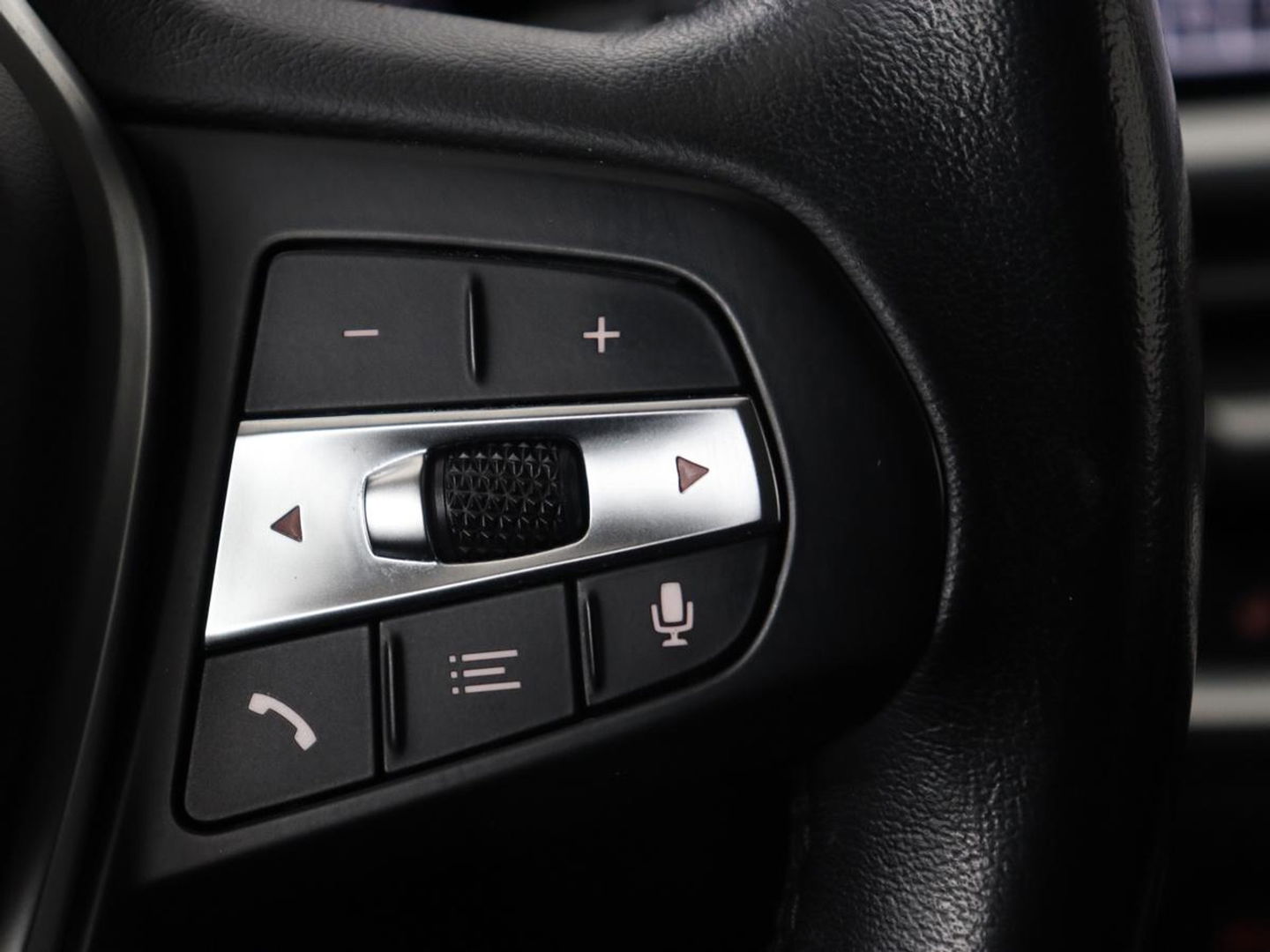 BMW 3-serie 330e Sport Line | Adaptive cruise | Stoelverwarming | Sportstoelen | Carplay | Sfeerverlichting | Live Cockpit | Navigatie | Half leder | DAB | Climate control | PHEV | Plug In