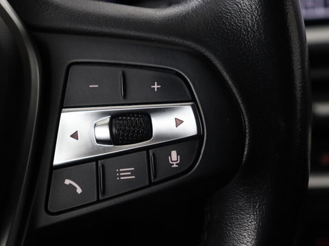 BMW 3-serie 330e Sport Line | Adaptive cruise | Stoelverwarming | Sportstoelen | Carplay | Sfeerverlichting | Live Cockpit | Navigatie | Half leder | DAB | Climate control | PHEV | Plug In