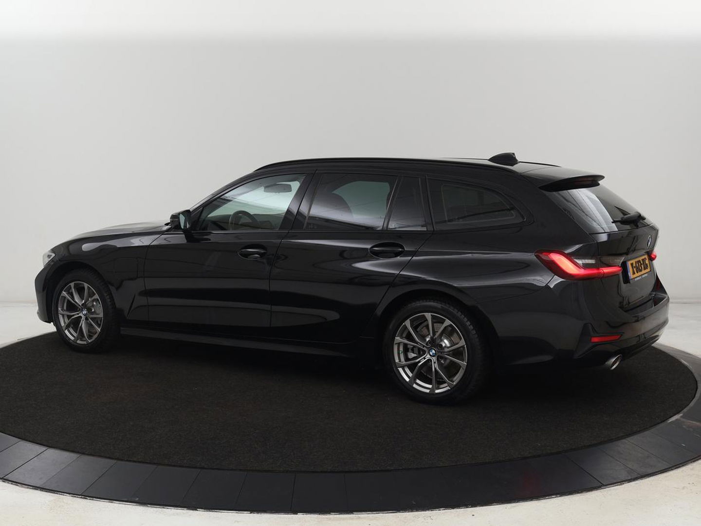 BMW 3-serie 330e Sport Line | Adaptive cruise | Stoelverwarming | Sportstoelen | Carplay | Sfeerverlichting | Live Cockpit | Navigatie | Half leder | DAB | Climate control | PHEV | Plug In