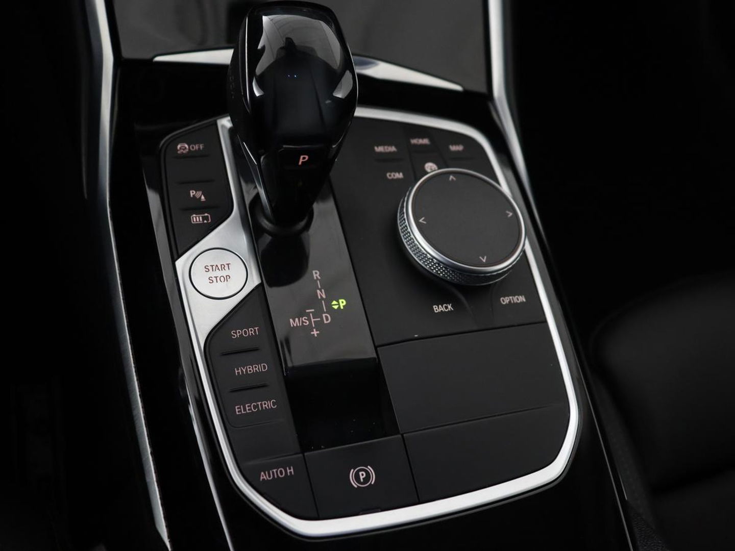 BMW 3-serie 330e Sport Line | Adaptive cruise | Stoelverwarming | Sportstoelen | Carplay | Sfeerverlichting | Live Cockpit | Navigatie | Half leder | DAB | Climate control | PHEV | Plug In