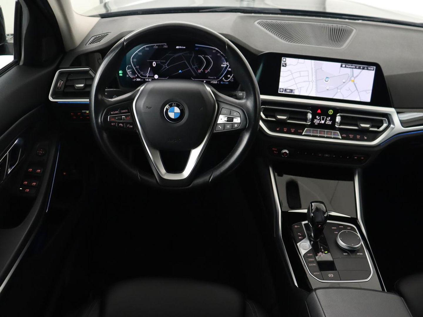 BMW 3-serie 330e Sport Line | Adaptive cruise | Stoelverwarming | Sportstoelen | Carplay | Sfeerverlichting | Live Cockpit | Navigatie | Half leder | DAB | Climate control | PHEV | Plug In