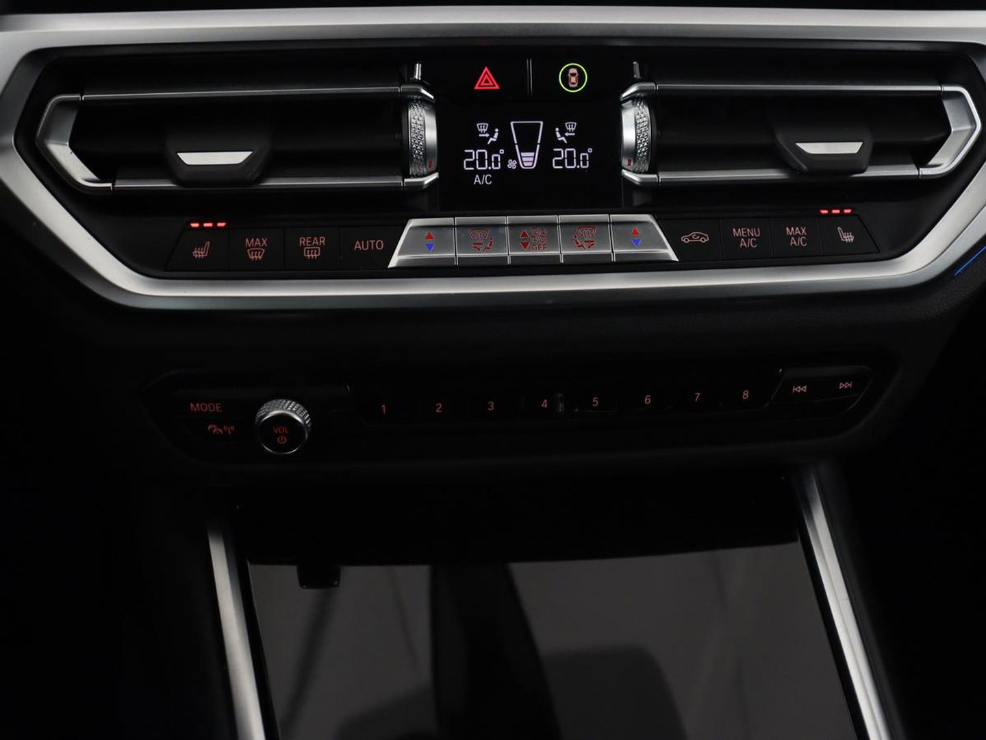 BMW 3-serie 330e Sport Line | Adaptive cruise | Stoelverwarming | Sportstoelen | Carplay | Sfeerverlichting | Live Cockpit | Navigatie | Half leder | DAB | Climate control | PHEV | Plug In