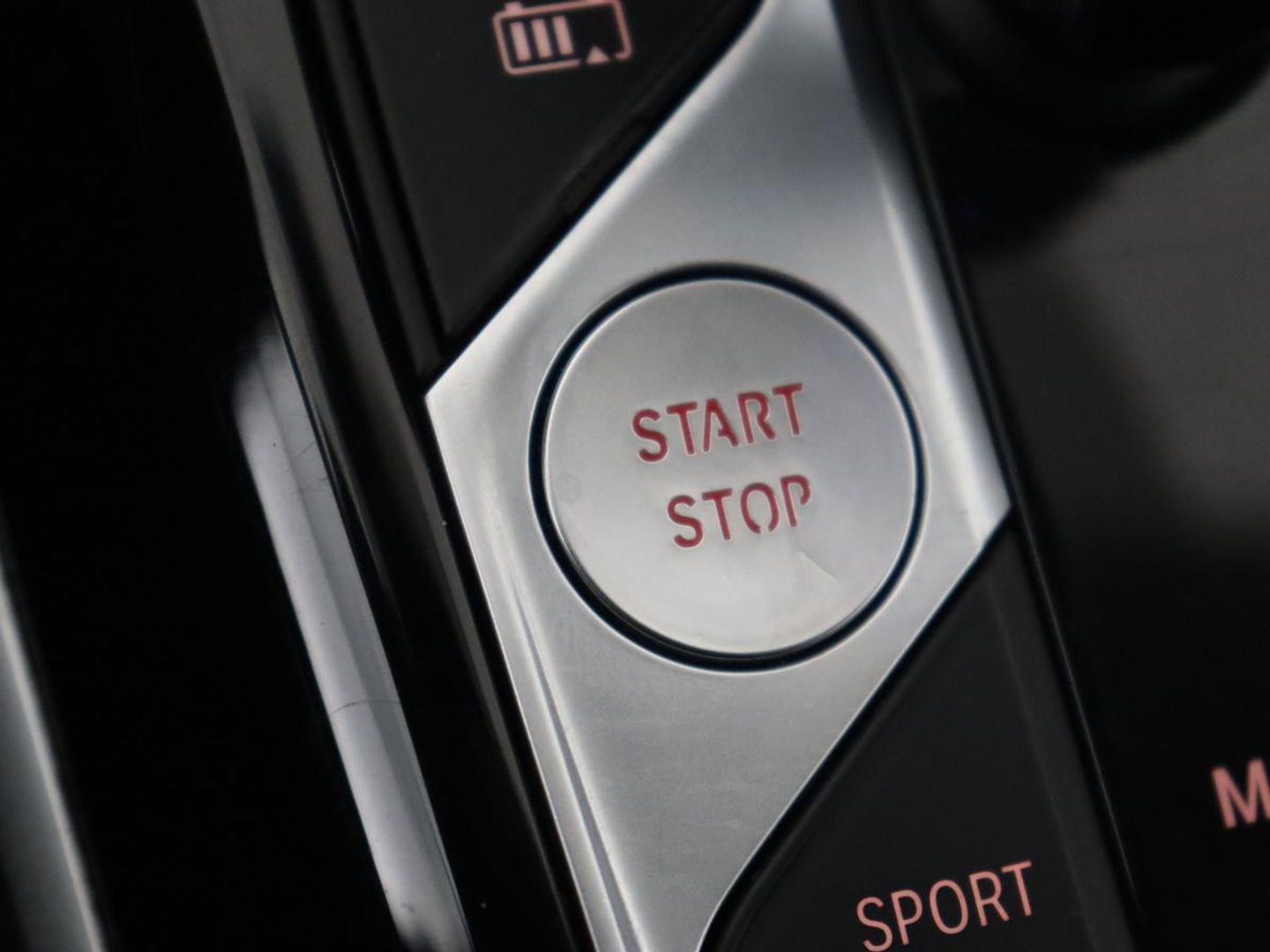 BMW 3-serie 330e Sport Line | Adaptive cruise | Stoelverwarming | Sportstoelen | Carplay | Sfeerverlichting | Live Cockpit | Navigatie | Half leder | DAB | Climate control | PHEV | Plug In