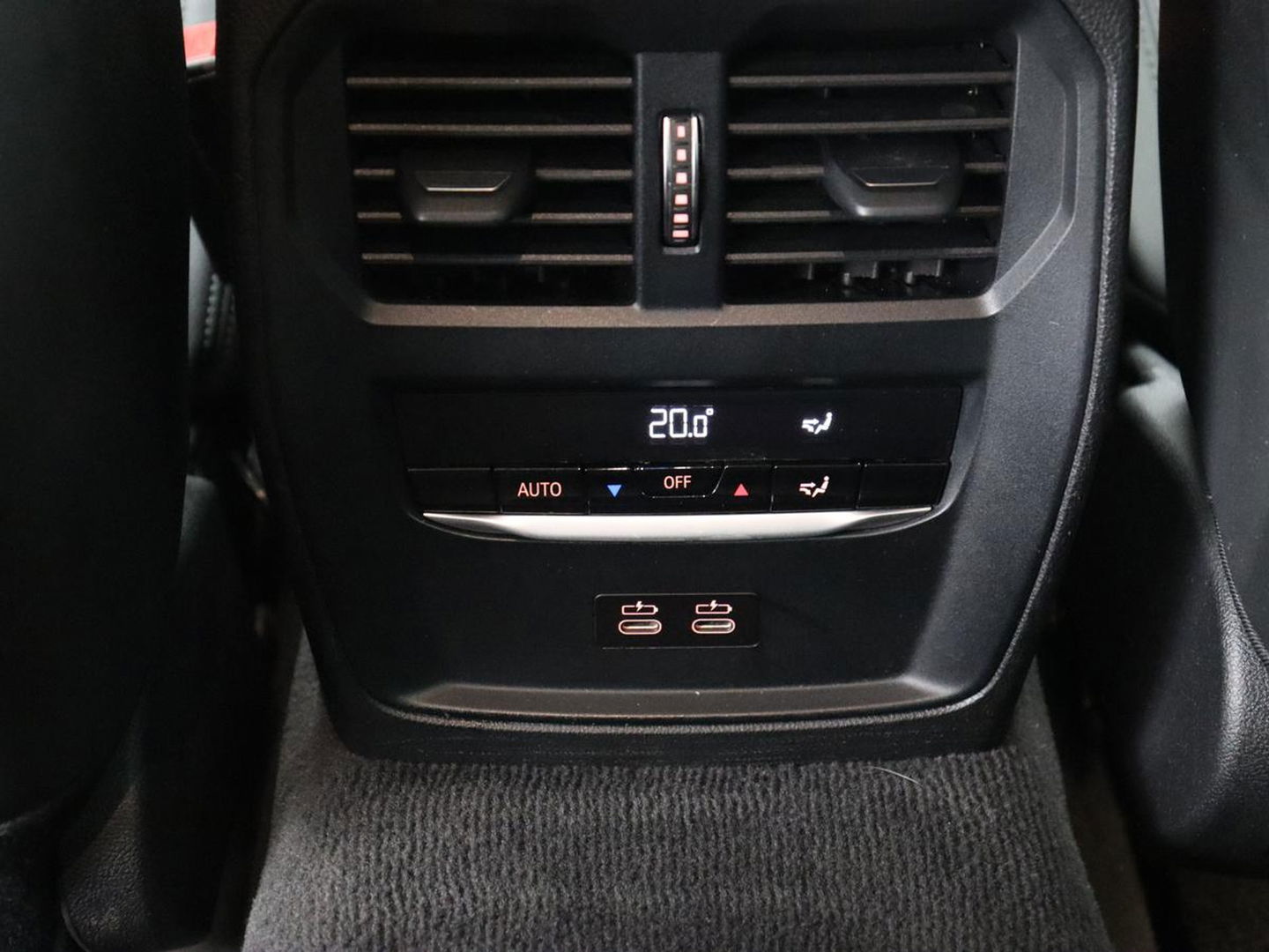 BMW 3-serie 330e Sport Line | Adaptive cruise | Stoelverwarming | Sportstoelen | Carplay | Sfeerverlichting | Live Cockpit | Navigatie | Half leder | DAB | Climate control | PHEV | Plug In