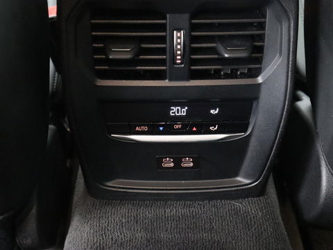 BMW 3-serie 330e Sport Line | Adaptive cruise | Stoelverwarming | Sportstoelen | Carplay | Sfeerverlichting | Live Cockpit | Navigatie | Half leder | DAB | Climate control | PHEV | Plug In