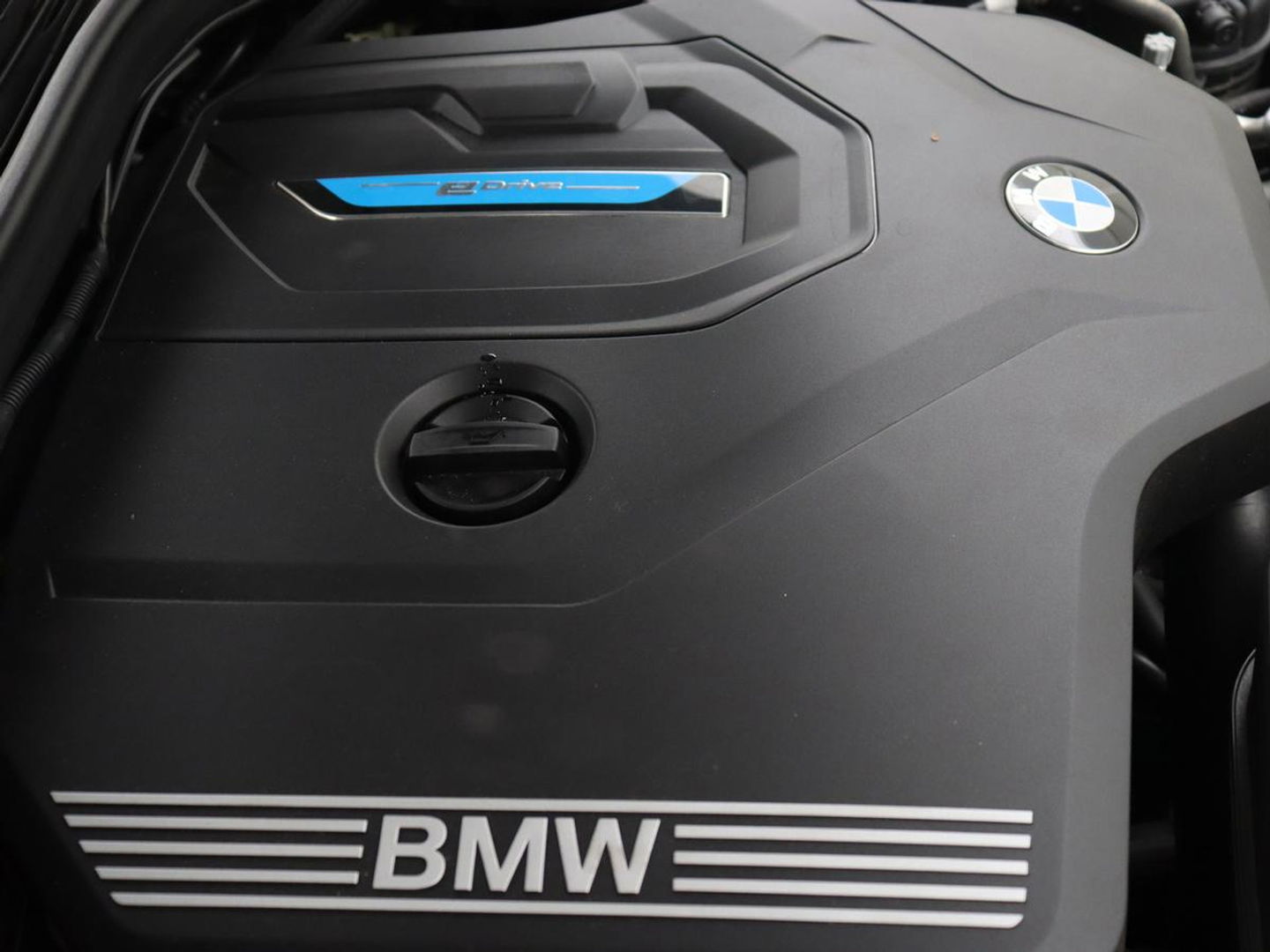 BMW 3-serie 330e Sport Line | Adaptive cruise | Stoelverwarming | Sportstoelen | Carplay | Sfeerverlichting | Live Cockpit | Navigatie | Half leder | DAB | Climate control | PHEV | Plug In