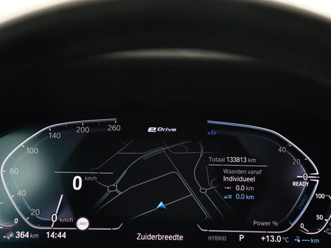 BMW 3-serie 330e Sport Line | Adaptive cruise | Stoelverwarming | Sportstoelen | Carplay | Sfeerverlichting | Live Cockpit | Navigatie | Half leder | DAB | Climate control | PHEV | Plug In