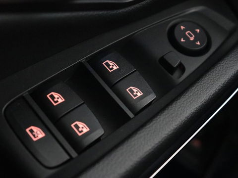 BMW 3-serie 330e Sport Line | Adaptive cruise | Stoelverwarming | Sportstoelen | Carplay | Sfeerverlichting | Live Cockpit | Navigatie | Half leder | DAB | Climate control | PHEV | Plug In