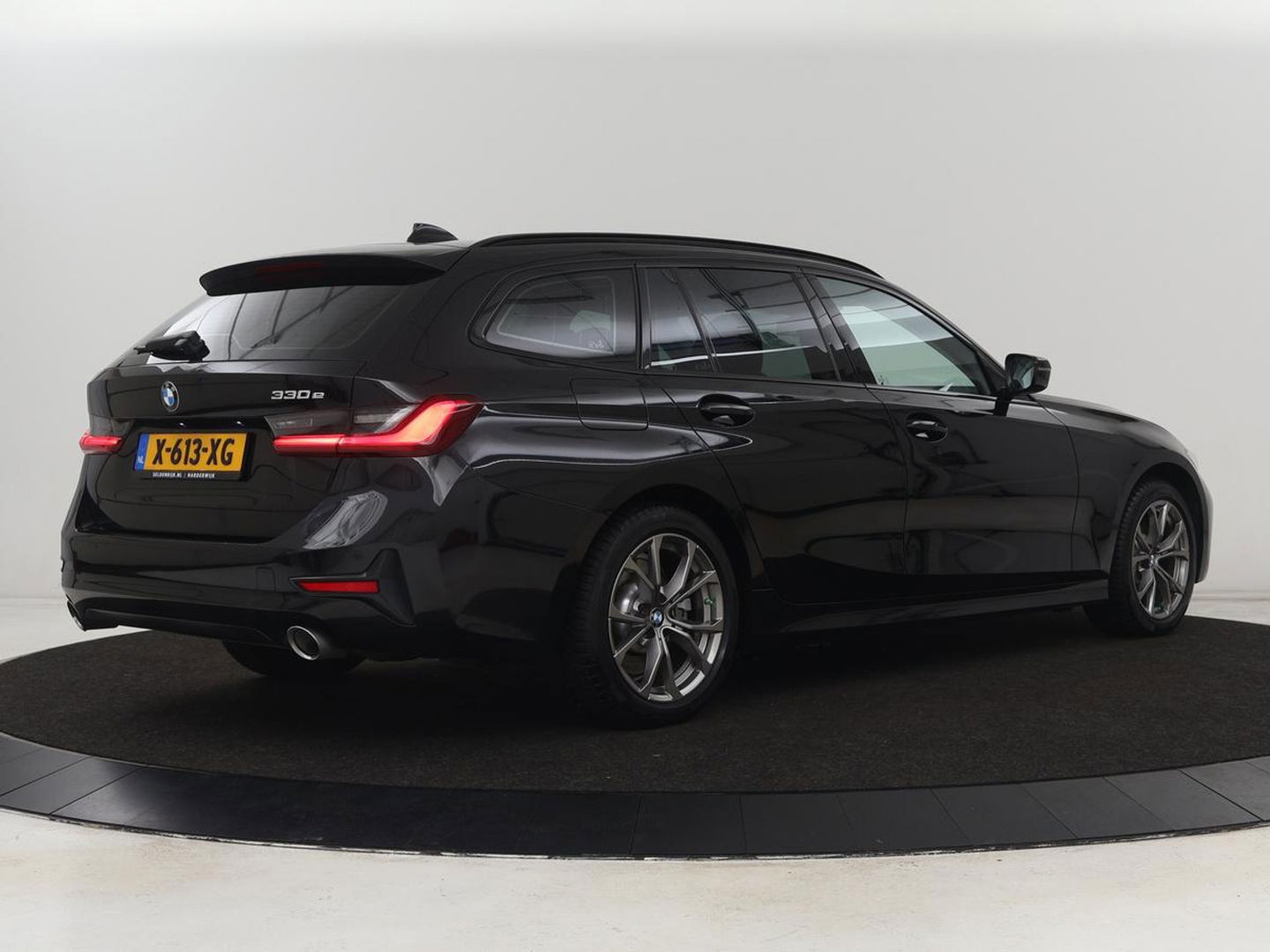BMW 3-serie 330e Sport Line | Adaptive cruise | Stoelverwarming | Sportstoelen | Carplay | Sfeerverlichting | Live Cockpit | Navigatie | Half leder | DAB | Climate control | PHEV | Plug In