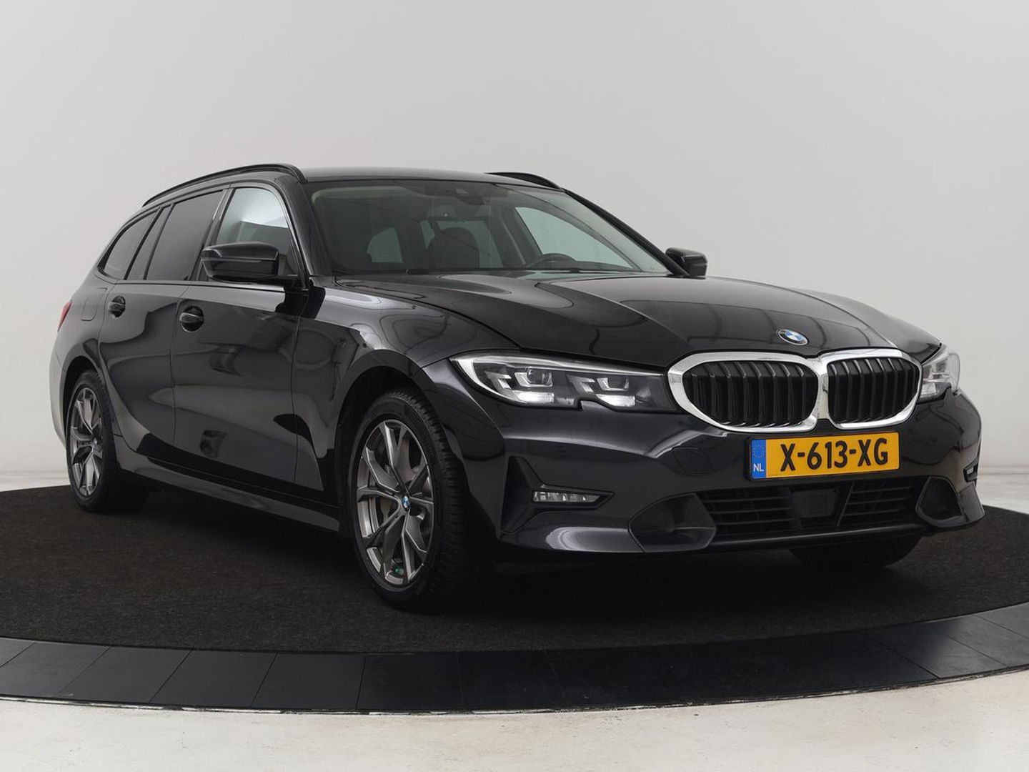 BMW 3-serie 330e Sport Line | Adaptive cruise | Stoelverwarming | Sportstoelen | Carplay | Sfeerverlichting | Live Cockpit | Navigatie | Half leder | DAB | Climate control | PHEV | Plug In