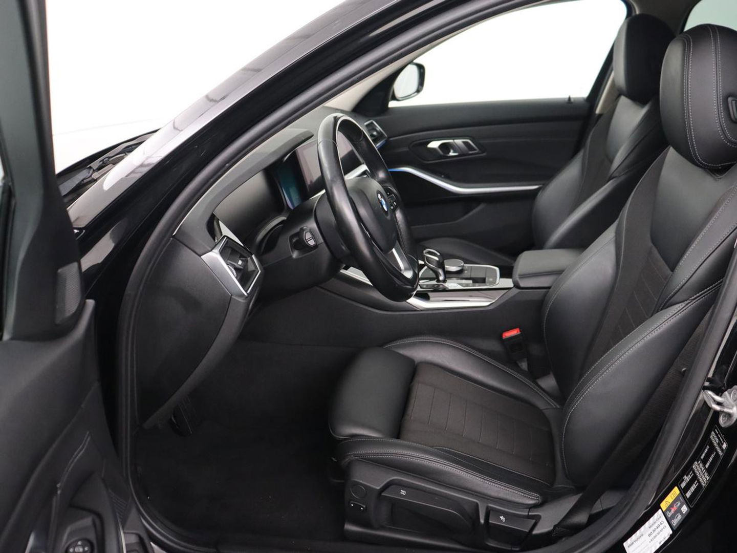 BMW 3-serie 330e Sport Line | Adaptive cruise | Stoelverwarming | Sportstoelen | Carplay | Sfeerverlichting | Live Cockpit | Navigatie | Half leder | DAB | Climate control | PHEV | Plug In