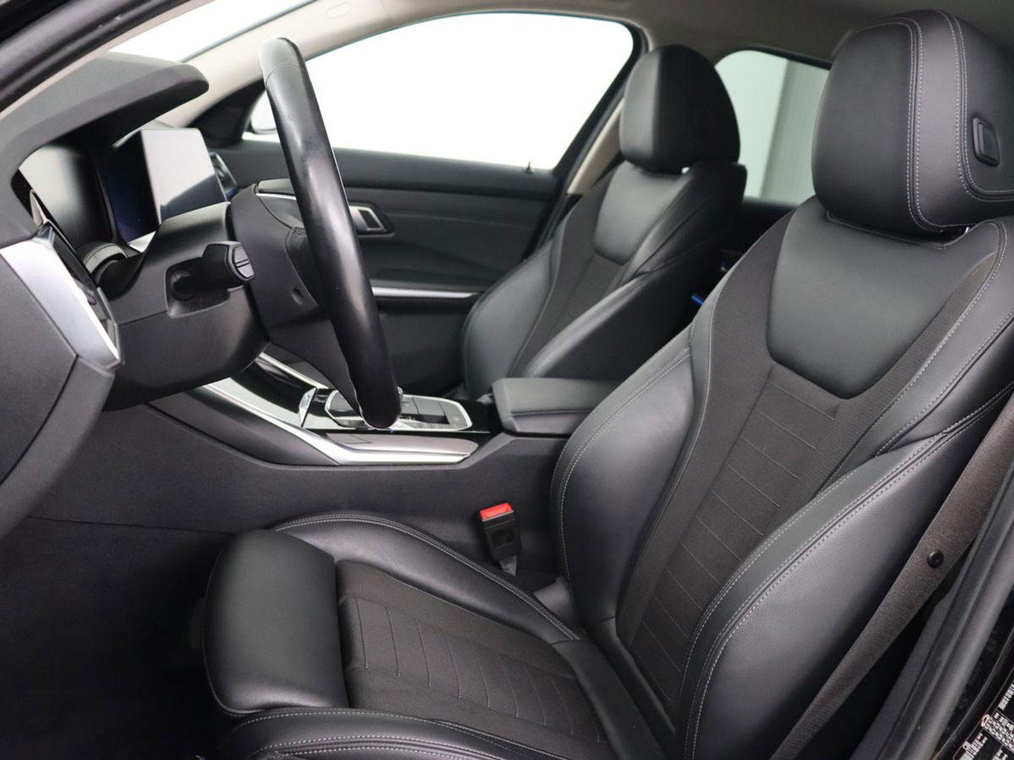 BMW 3-serie 330e Sport Line | Adaptive cruise | Stoelverwarming | Sportstoelen | Carplay | Sfeerverlichting | Live Cockpit | Navigatie | Half leder | DAB | Climate control | PHEV | Plug In