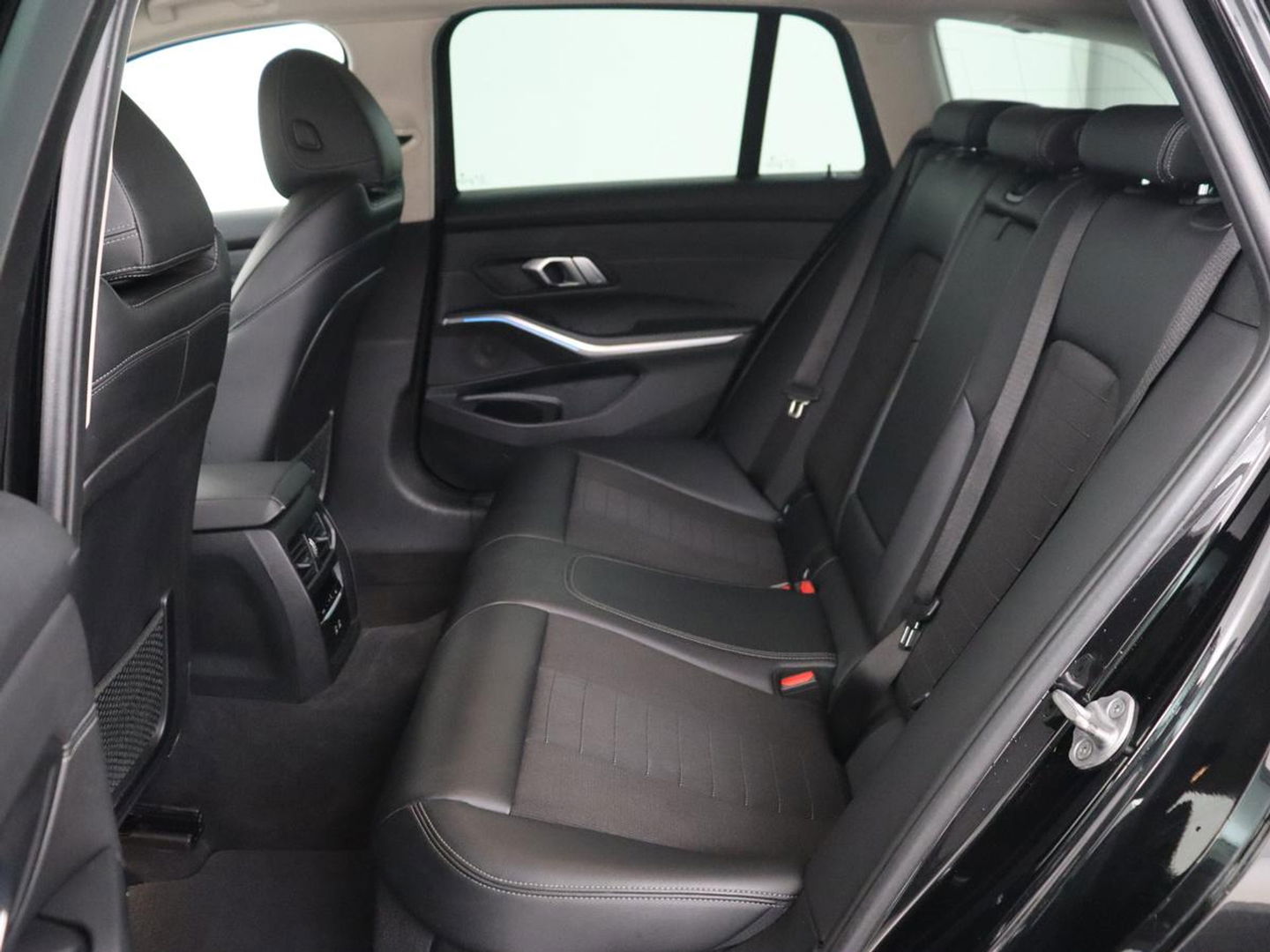 BMW 3-serie 330e Sport Line | Adaptive cruise | Stoelverwarming | Sportstoelen | Carplay | Sfeerverlichting | Live Cockpit | Navigatie | Half leder | DAB | Climate control | PHEV | Plug In