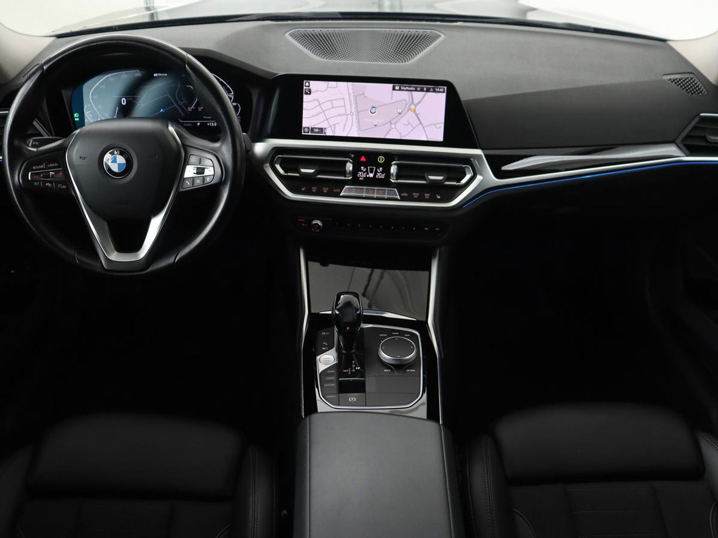 BMW 3-serie 330e Sport Line | Adaptive cruise | Stoelverwarming | Sportstoelen | Carplay | Sfeerverlichting | Live Cockpit | Navigatie | Half leder | DAB | Climate control | PHEV | Plug In