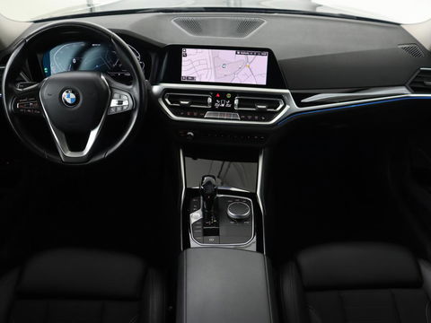 BMW 3-serie 330e Sport Line | Adaptive cruise | Stoelverwarming | Sportstoelen | Carplay | Sfeerverlichting | Live Cockpit | Navigatie | Half leder | DAB | Climate control | PHEV | Plug In