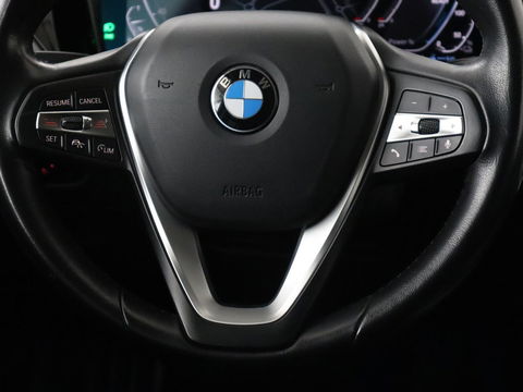 BMW 3-serie 330e Sport Line | Adaptive cruise | Stoelverwarming | Sportstoelen | Carplay | Sfeerverlichting | Live Cockpit | Navigatie | Half leder | DAB | Climate control | PHEV | Plug In