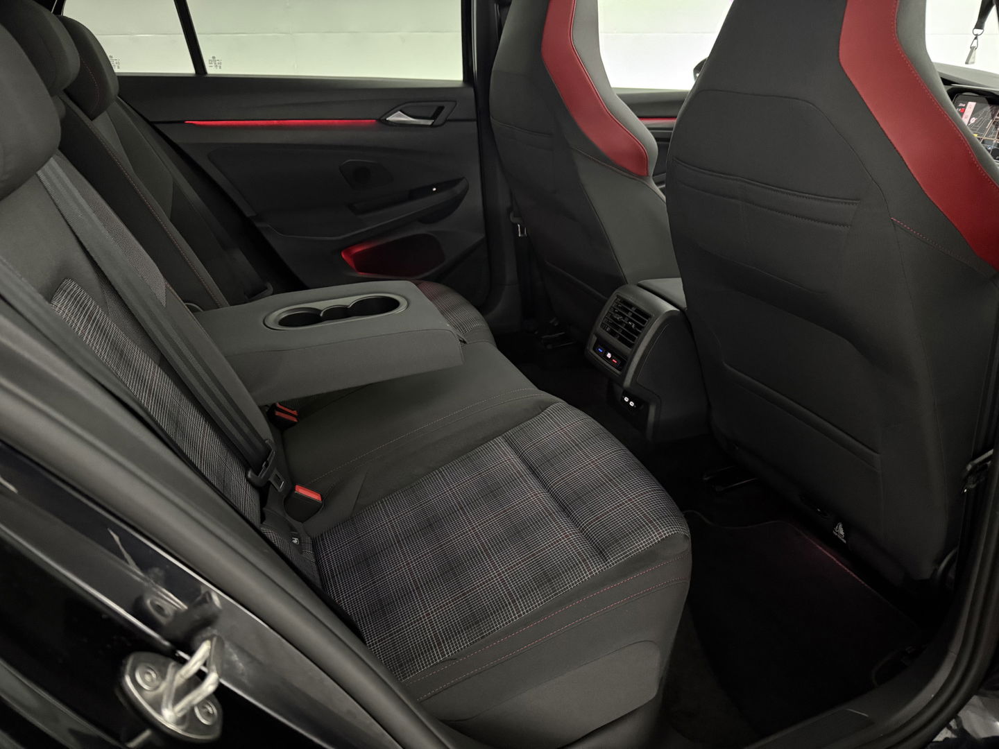 Volkswagen Golf 2.0 TSI GTI 245PK | Pano | Sfeerverl. | H/K | IQ-Light | Virtual | Carplay | Camera | Adaptive Cruise | Stoel/Stuurverw.