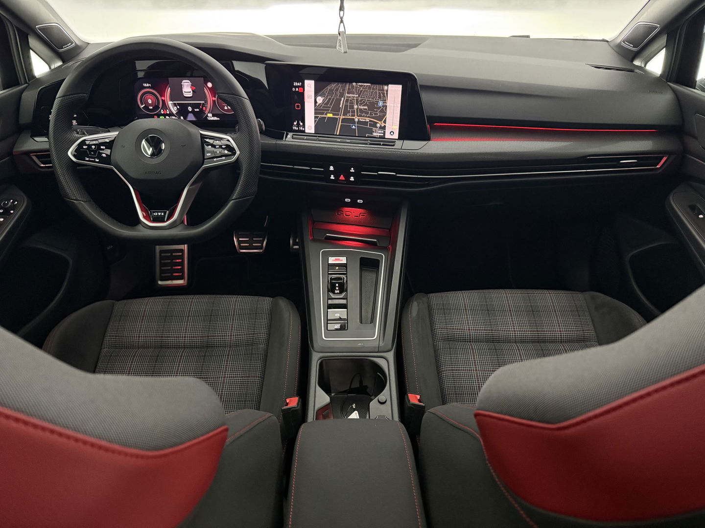 Volkswagen Golf 2.0 TSI GTI 245PK | Pano | Sfeerverl. | H/K | IQ-Light | Virtual | Carplay | Camera | Adaptive Cruise | Stoel/Stuurverw.