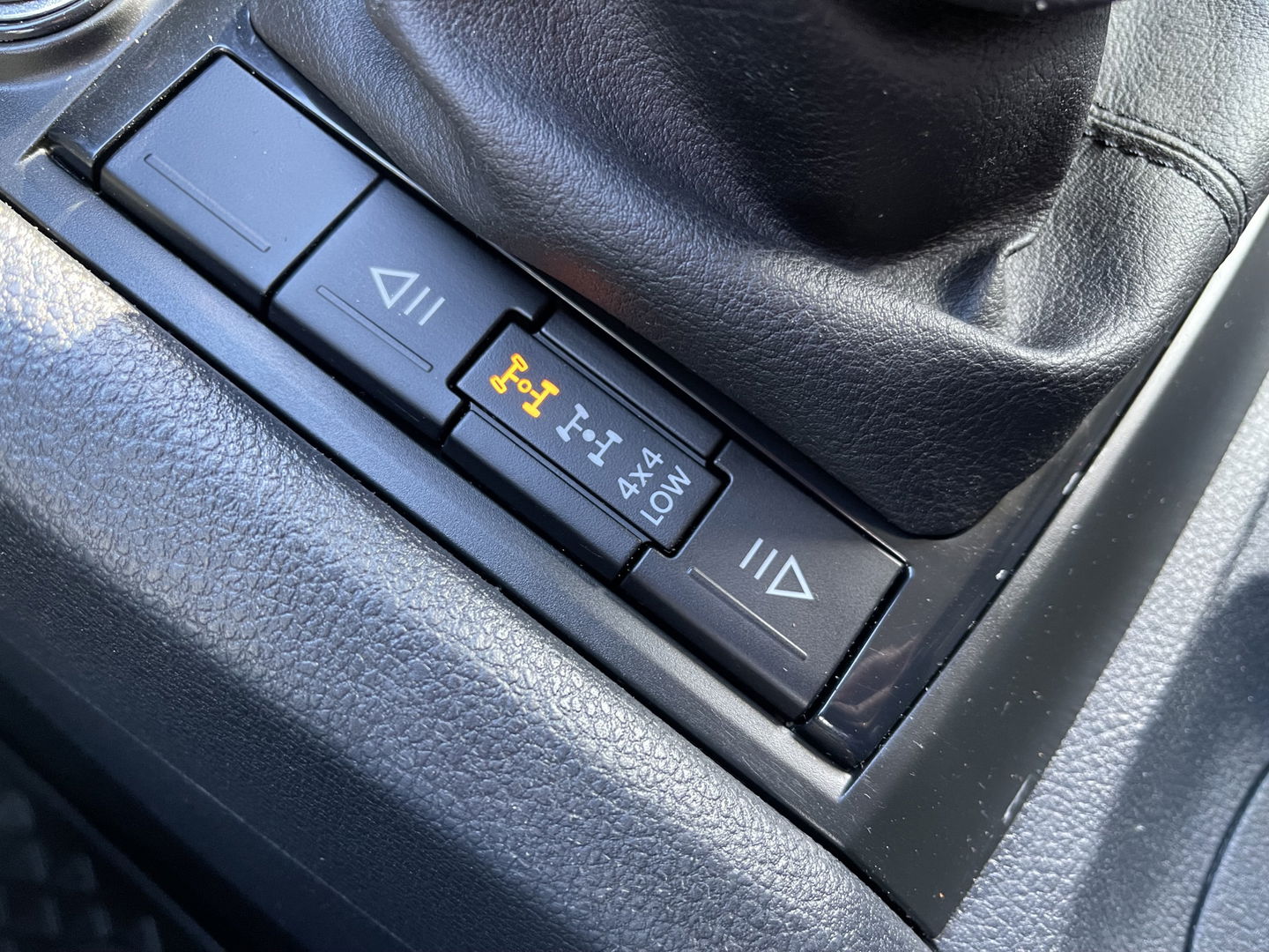 Volkswagen Amarok 3.0 TDI 164pk 4 Motion Plus Cab Trendline / 2 persoons / vaste prijs rijklaar € 19.950 ex btw / lease vanaf € / 4x4 / airco / mag 3000 kg trekken / euro 6 diesel / bpm vrij