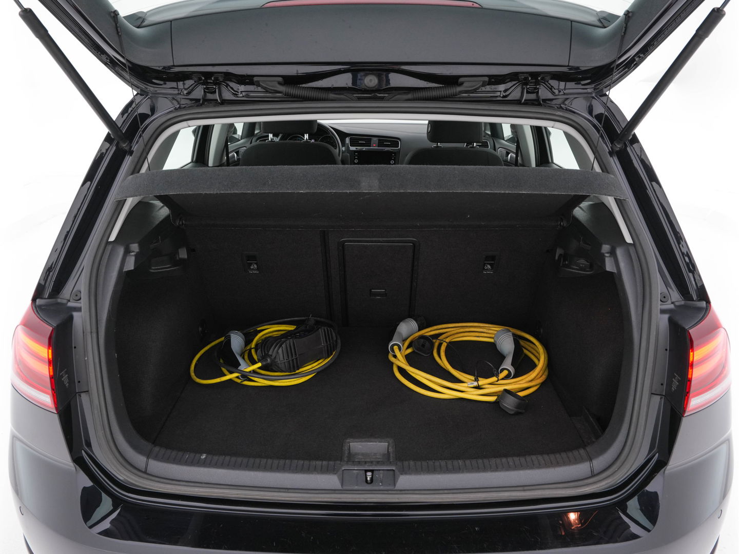 Volkswagen e-Golf E-DITION Aut. *HEAT-PUMP | ADAPTIVE-CRUISE | FULL-LED | DAB+ | NAVI-FULLMAP | CARPLAY | HEATED-COMFORTSEATS | ECC | CCS-FASTLOADER | PARKPILOT | CARPLAY | 17''ALU*