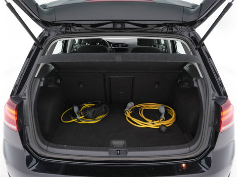 Volkswagen e-Golf E-DITION Aut. *HEAT-PUMP | ADAPTIVE-CRUISE | FULL-LED | DAB+ | NAVI-FULLMAP | CARPLAY | HEATED-COMFORTSEATS | ECC | CCS-FASTLOADER | PARKPILOT | CARPLAY | 17''ALU*