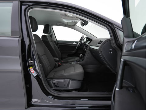 Volkswagen e-Golf E-DITION Aut. *HEAT-PUMP | ADAPTIVE-CRUISE | FULL-LED | DAB+ | NAVI-FULLMAP | CARPLAY | HEATED-COMFORTSEATS | ECC | CCS-FASTLOADER | PARKPILOT | CARPLAY | 17''ALU*