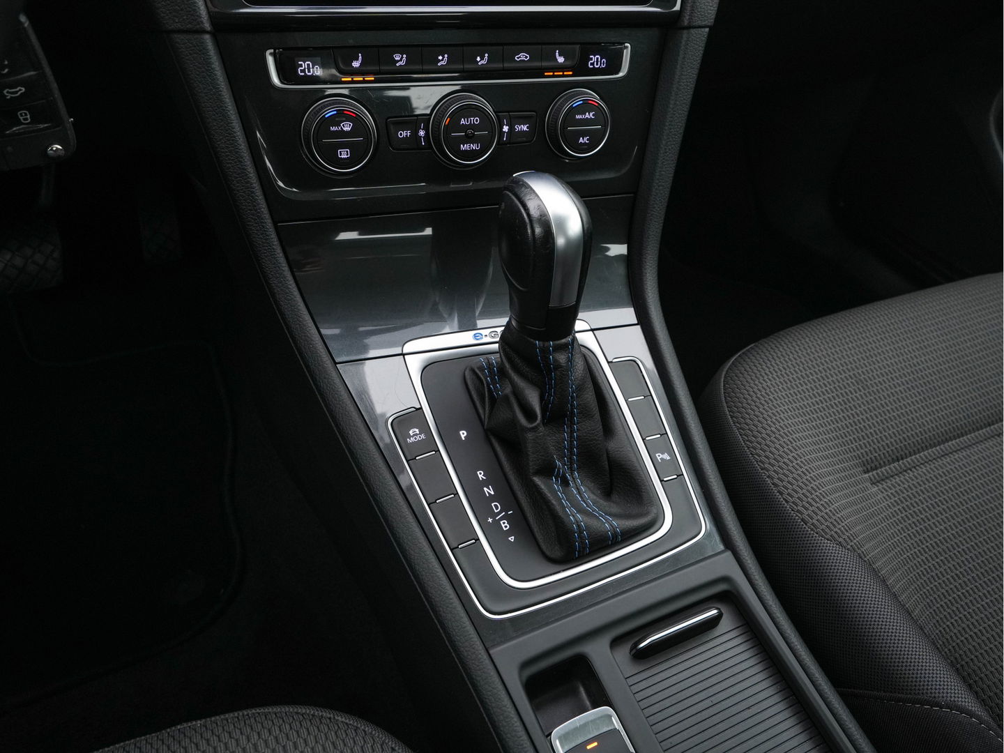 Volkswagen e-Golf E-DITION Aut. *HEAT-PUMP | ADAPTIVE-CRUISE | FULL-LED | DAB+ | NAVI-FULLMAP | CARPLAY | HEATED-COMFORTSEATS | ECC | CCS-FASTLOADER | PARKPILOT | CARPLAY | 17''ALU*