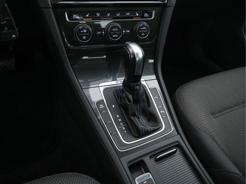 Volkswagen e-Golf E-DITION Aut. *HEAT-PUMP | ADAPTIVE-CRUISE | FULL-LED | DAB+ | NAVI-FULLMAP | CARPLAY | HEATED-COMFORTSEATS | ECC | CCS-FASTLOADER | PARKPILOT | CARPLAY | 17''ALU*