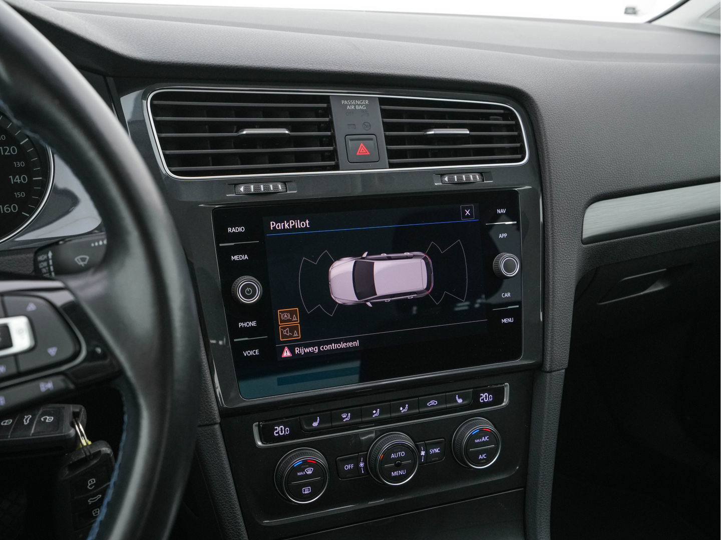 Volkswagen e-Golf E-DITION Aut. *HEAT-PUMP | ADAPTIVE-CRUISE | FULL-LED | DAB+ | NAVI-FULLMAP | CARPLAY | HEATED-COMFORTSEATS | ECC | CCS-FASTLOADER | PARKPILOT | CARPLAY | 17''ALU*