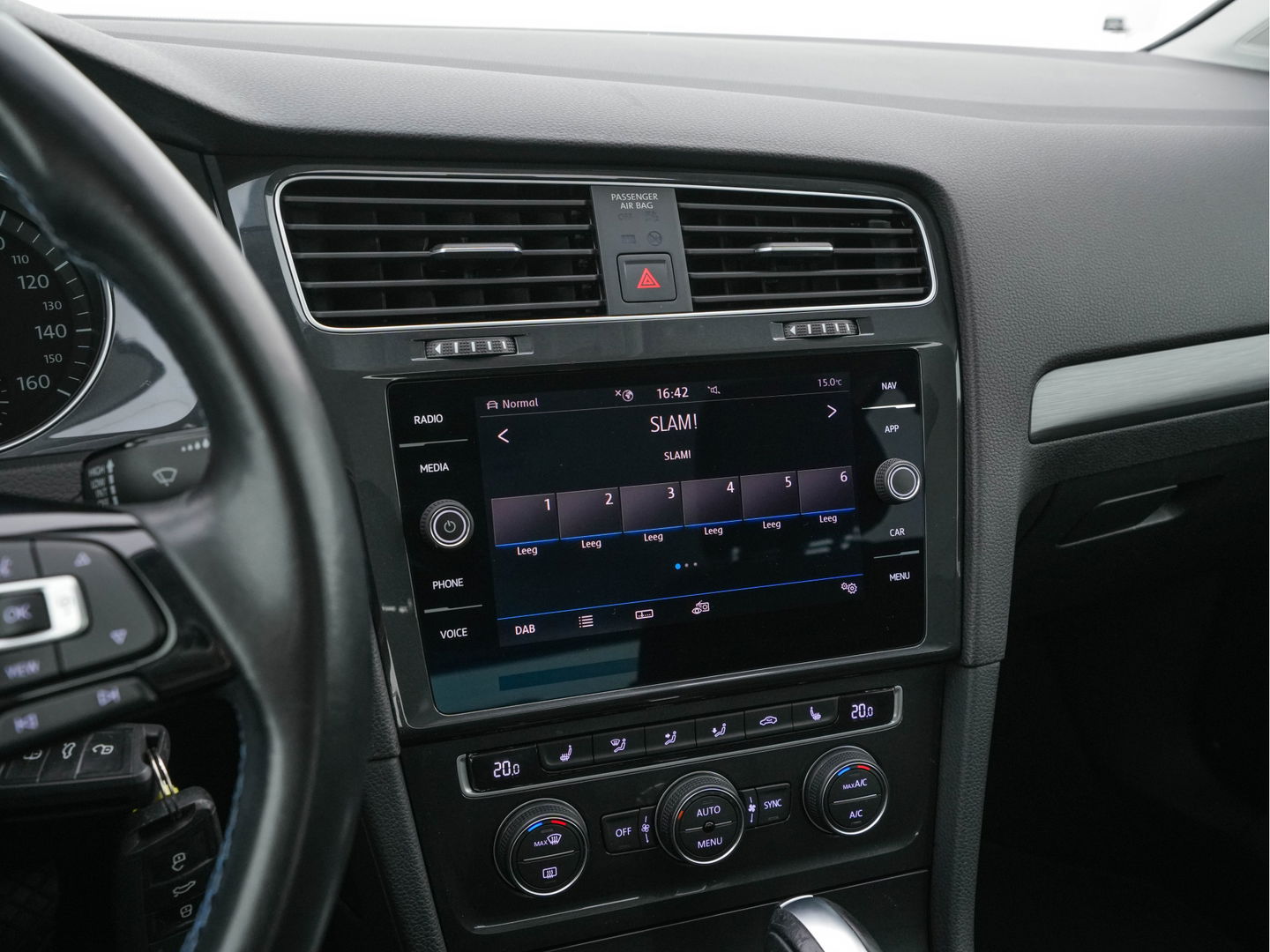 Volkswagen e-Golf E-DITION Aut. *HEAT-PUMP | ADAPTIVE-CRUISE | FULL-LED | DAB+ | NAVI-FULLMAP | CARPLAY | HEATED-COMFORTSEATS | ECC | CCS-FASTLOADER | PARKPILOT | CARPLAY | 17''ALU*