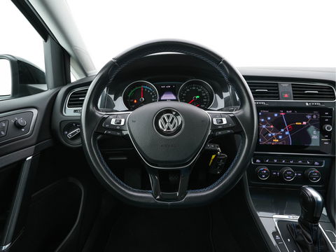 Volkswagen e-Golf E-DITION Aut. *HEAT-PUMP | ADAPTIVE-CRUISE | FULL-LED | DAB+ | NAVI-FULLMAP | CARPLAY | HEATED-COMFORTSEATS | ECC | CCS-FASTLOADER | PARKPILOT | CARPLAY | 17''ALU*