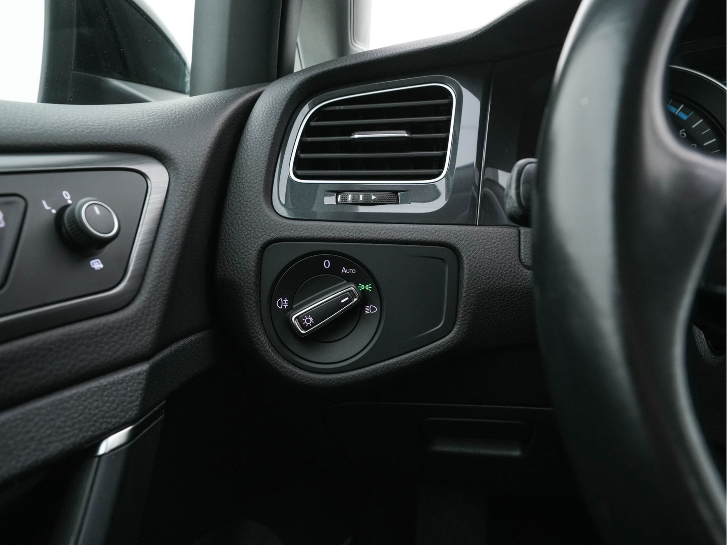 Volkswagen e-Golf E-DITION Aut. *HEAT-PUMP | ADAPTIVE-CRUISE | FULL-LED | DAB+ | NAVI-FULLMAP | CARPLAY | HEATED-COMFORTSEATS | ECC | CCS-FASTLOADER | PARKPILOT | CARPLAY | 17''ALU*