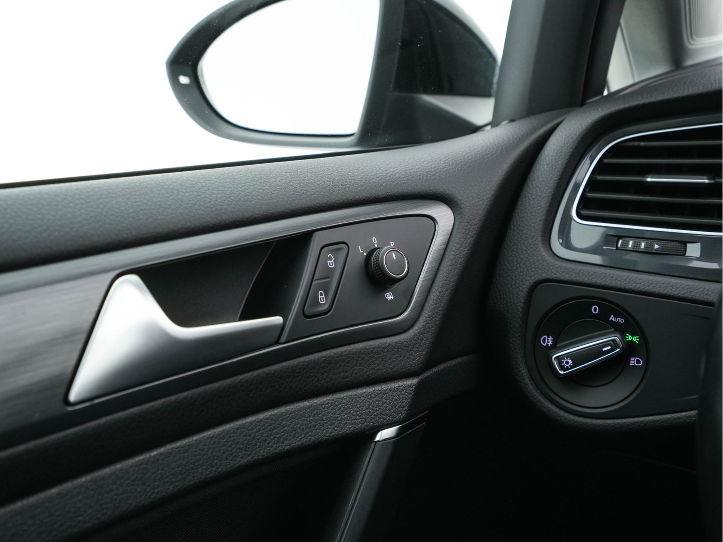 Volkswagen e-Golf E-DITION Aut. *HEAT-PUMP | ADAPTIVE-CRUISE | FULL-LED | DAB+ | NAVI-FULLMAP | CARPLAY | HEATED-COMFORTSEATS | ECC | CCS-FASTLOADER | PARKPILOT | CARPLAY | 17''ALU*