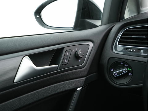 Volkswagen e-Golf E-DITION Aut. *HEAT-PUMP | ADAPTIVE-CRUISE | FULL-LED | DAB+ | NAVI-FULLMAP | CARPLAY | HEATED-COMFORTSEATS | ECC | CCS-FASTLOADER | PARKPILOT | CARPLAY | 17''ALU*