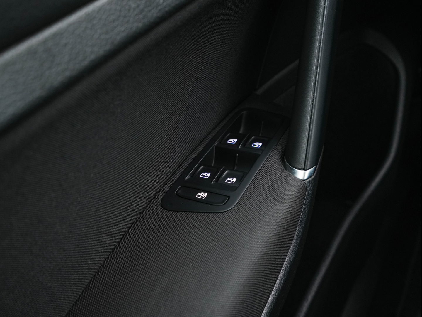 Volkswagen e-Golf E-DITION Aut. *HEAT-PUMP | ADAPTIVE-CRUISE | FULL-LED | DAB+ | NAVI-FULLMAP | CARPLAY | HEATED-COMFORTSEATS | ECC | CCS-FASTLOADER | PARKPILOT | CARPLAY | 17''ALU*