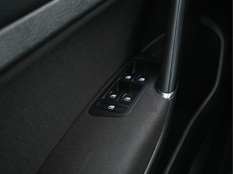 Volkswagen e-Golf E-DITION Aut. *HEAT-PUMP | ADAPTIVE-CRUISE | FULL-LED | DAB+ | NAVI-FULLMAP | CARPLAY | HEATED-COMFORTSEATS | ECC | CCS-FASTLOADER | PARKPILOT | CARPLAY | 17''ALU*